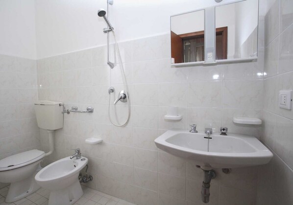 อพาร์ทเมนท์, 1 ห้องนอน, ระเบียง, วิวเมือง | ห้องน้ำ