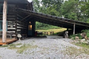 Property grounds - Red Fox Ridge Cabin Retreat - No Cleaning Fee. Relax and unwind (Butler)