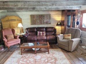 Living area - Red Fox Ridge Cabin Retreat - No Cleaning Fee. Relax and unwind (Butler)