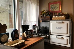 Interior - Red Fox Ridge Cabin Retreat - No Cleaning Fee. Relax and unwind (Butler)