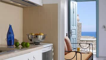 Suite familiar, balcón, vista al mar | Cocina privada | Frigobar, microondas, horno y parrilla de estufa