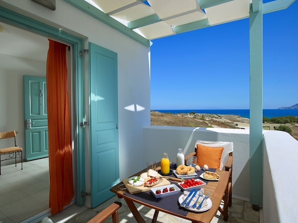 Suite familiar, balcón, vista al mar | Servicio a la habitación