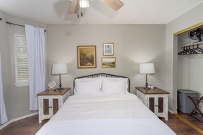 2 habitaciones, escritorio, tabla de planchar con plancha y wifi