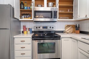 Refrigerador, microondas, horno y parrilla de estufa