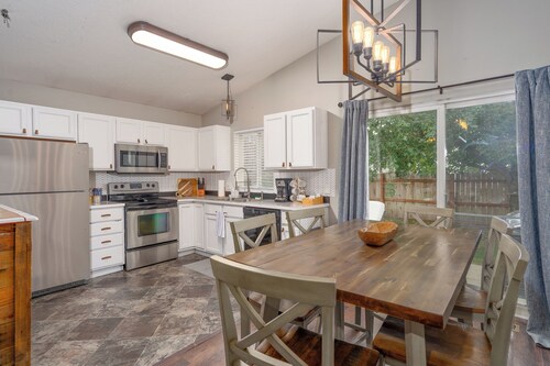 Central Hayden Retreat • Fireplace, Fast WiFi, Fire Pit, Garage Park, DreamCloud