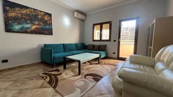 Apartment, Balcony, Beach View | Living area