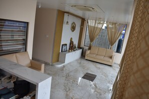 Una sala de estar con un sofá, una mesa de centro y un televisor.