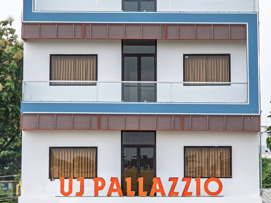 Quarto luxo, 1 cama King, vista para a cidade | Banheiro | Chuveiro, chuveiro com efeito de chuva, produtos de toalete grátis