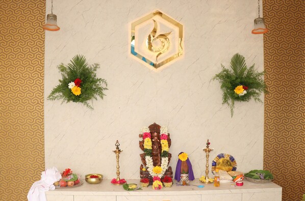 Un santuario con un ídolo central, rodeado de ofrendas y adornos.