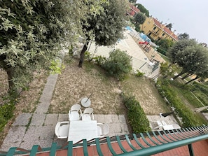 Villa, 2 Schlafzimmer, Balkon, Gartenblick | Speisen im Freien