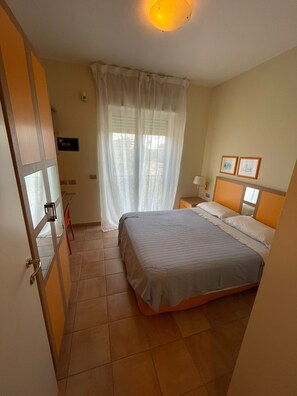 1 habitación, tabla de planchar con plancha, wifi y ropa de cama