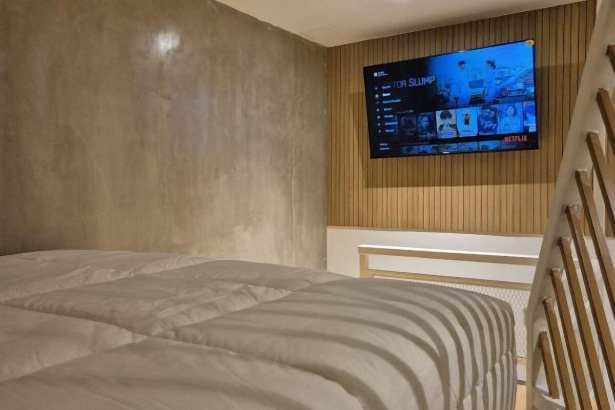Desk, laptop workspace, free WiFi, bed sheets