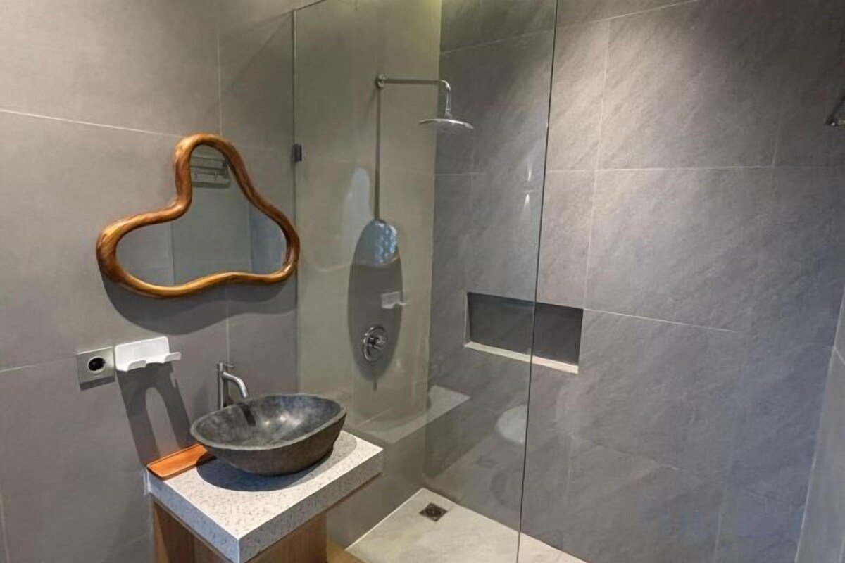 Bathroom | Shower, rainfall showerhead, free toiletries, hair dryer