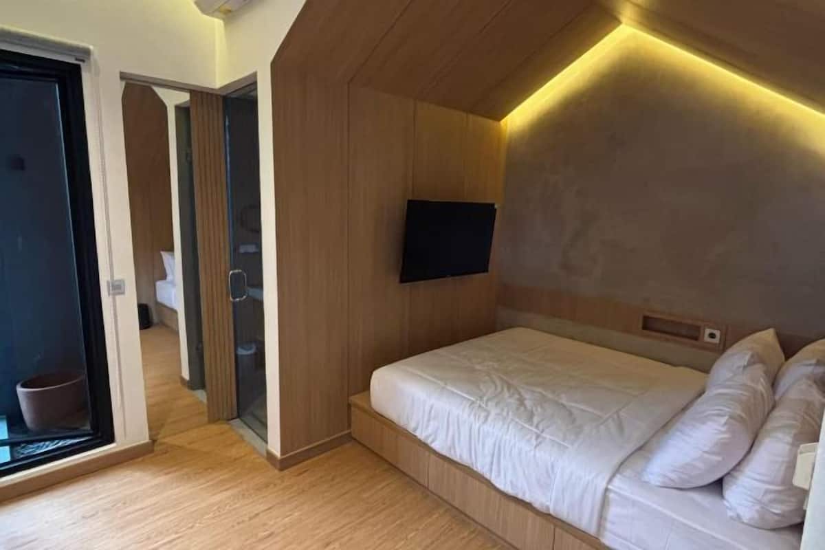 Desk, laptop workspace, free WiFi, bed sheets