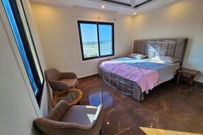 3 bedrooms, desk, iron/ironing board, free WiFi