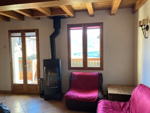 Televisión y chimenea