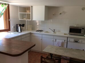 Microwave, oven, stovetop, dishwasher - Realville gîte with swimming pool sleeps 4 (Réalville)