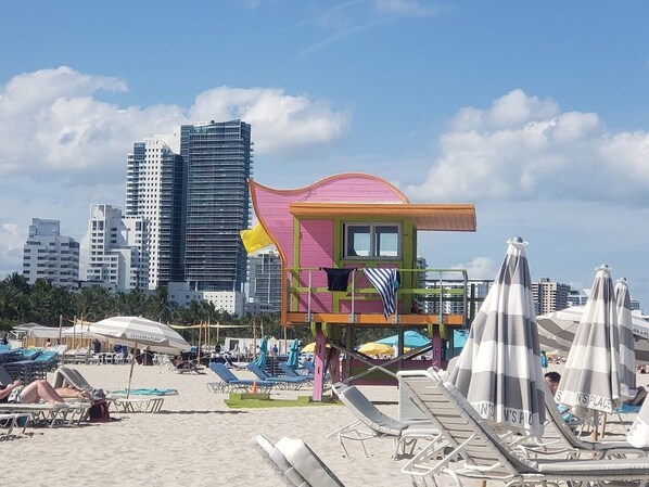 Sun loungers, beach towels - Charming 1-bedroom villa in marvelous Miami with fitness room, AC (Miami)