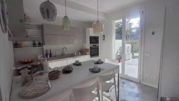 Frigorifero, microonde, forno, piano cottura