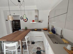 Refrigerador, microondas, horno, placa de cocina