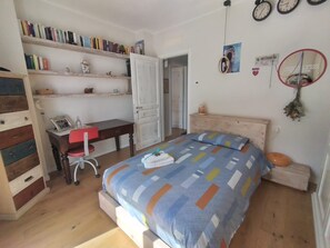 3 chambres, fer et planche à repasser, lit de bébé portatif