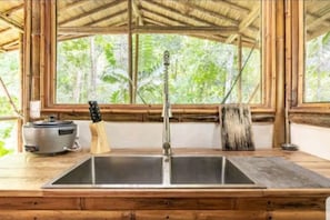 Fridge, microwave, stovetop, coffee/tea maker - Bamboo Ecolodge w/Waterfall and Ocean View Yoga Deck at Yogachal Vista Mar! (Provincia de Puntarenas)