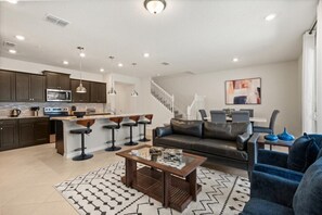 TV - 5 Bedrooms / 4.5 Bathrooms / Windsor Cay (16085BW) (Clermont)