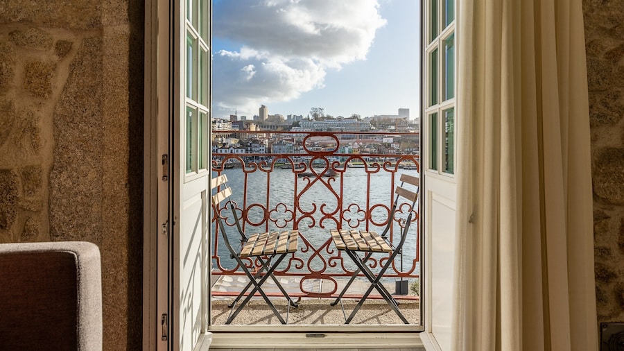 Stylish River View Apartment in Porto