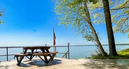 Charming Lake Front Cabin - 3-bedroom house with AC, WiFi in serene Hubbard Lake