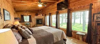 Charming Lake Front Cabin - 3-bedroom house with AC, WiFi in serene Hubbard Lake