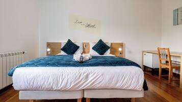 Phòng đôi hoặc 2 giường đơn Superior, ban công | Khu vực làm việc phù hợp cho laptop