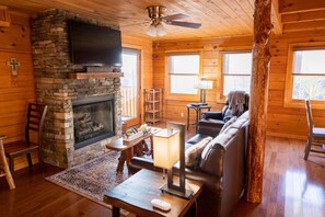 Televisión y chimenea 