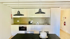 Apartment | Dining - Trendy Studio in the Heart of Porto (Porto)