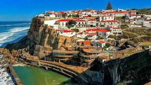 A coastal village with buildings on a cliff, a sea wall, and a small pool. - Trendy Studio in the Heart of Porto (Porto)