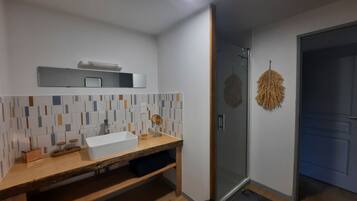 Een douche, een haardroger, handdoeken