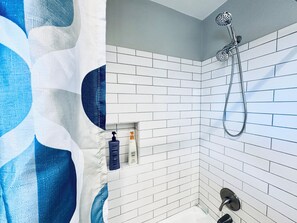 Séchoir à cheveux, serviettes fournies, savon, shampooing