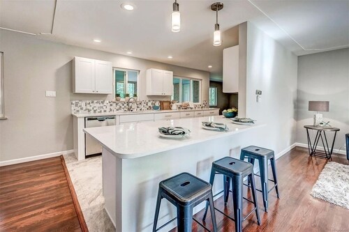 Mid-Century Modern 2 Bedroom Rambler in the heart Longmont