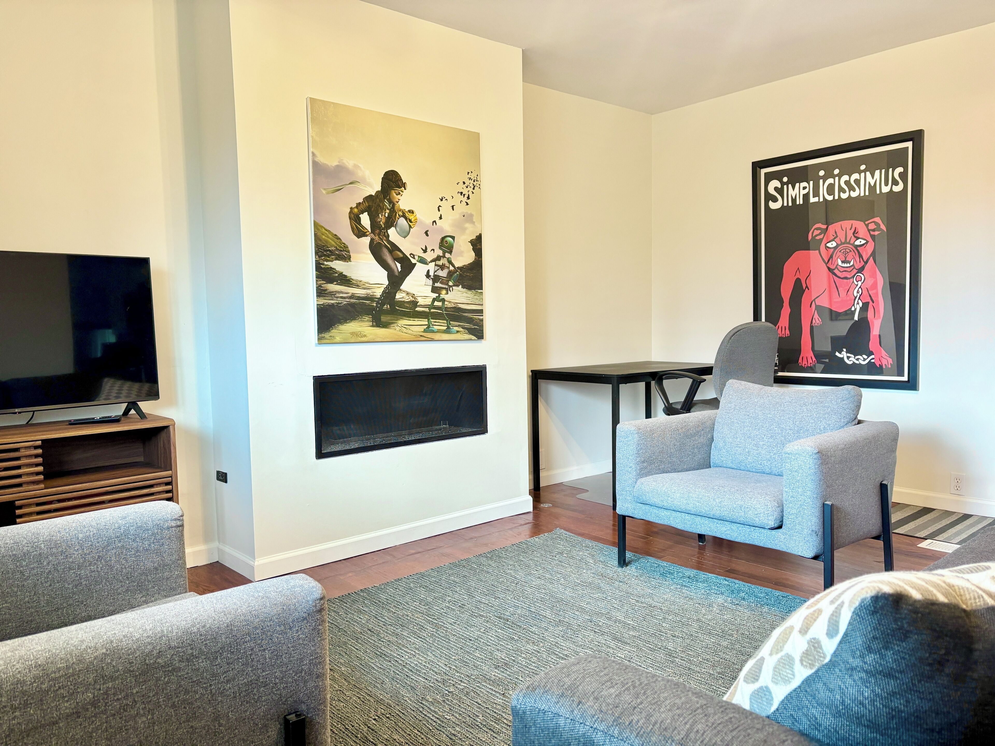 Smart-tv, een open haard en boeken