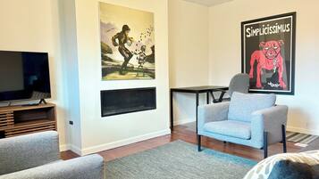 Smart TV, caminetto, libri