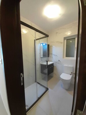 Dusche, Handtücher, Toilettenpapier