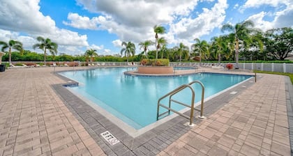 Charming 2-bedroom townhome with water view and resort style pool