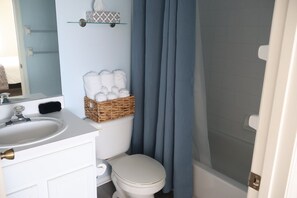 Hair dryer, towels, soap, shampoo - Charming 2-bedroom townhome with water view and resort style pool (Bradenton)