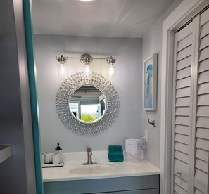Sèche-cheveux, serviettes fournies, savon, papier toilette