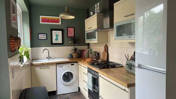 Fridge, oven, stovetop, electric kettle