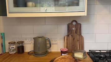 Fridge, oven, stovetop, electric kettle