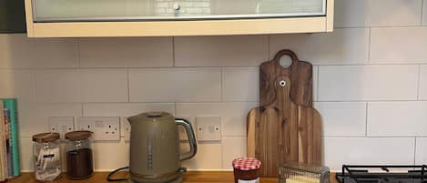 Refrigerador, horno, parrilla de estufa y tetera eléctrica