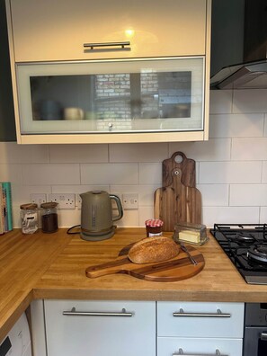 Fridge, oven, stovetop, electric kettle