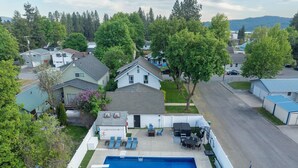 Zona residencial con piscina, casas y una calle.