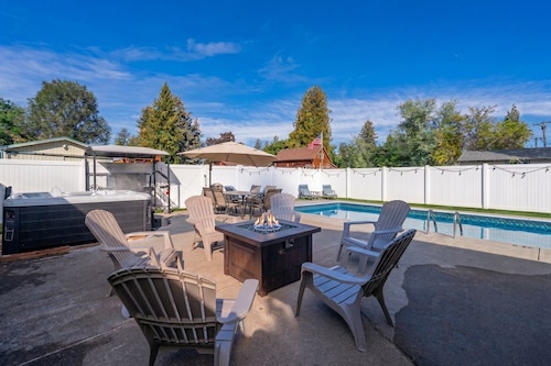 Heated Pool & Hot Tub - Modern Family Retreat
-Pool closed for winter 10/15-