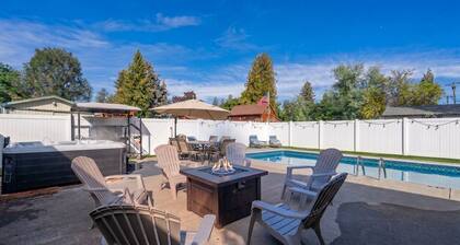 Heated Pool & Hot Tub - Modern Family Retreat
-Pool closed for winter 10/15-
